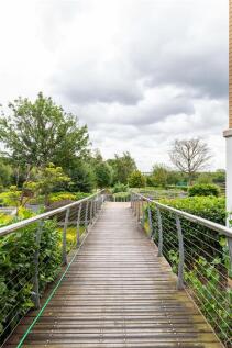 Queen Mary Avenue, E18