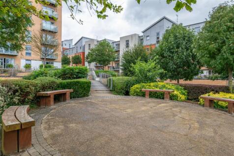 Queen Mary Avenue, E18