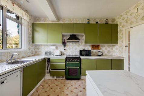 Byron Avenue, E18