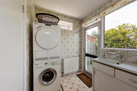 Byron Avenue, E18