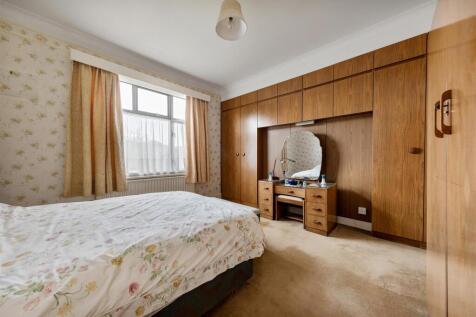Byron Avenue, E18