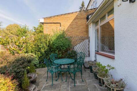Byron Avenue, E18