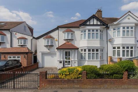 Byron Avenue, E18