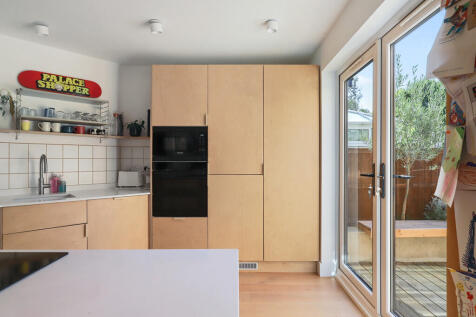 63 Auckland Road,...