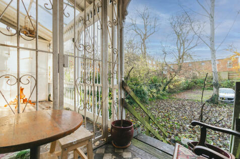 Flat 5, 8a Harold...