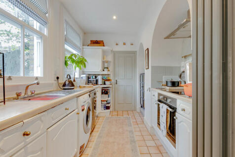 Flat 5, 8a Harold...