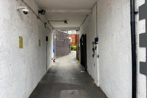 Front entrance de...