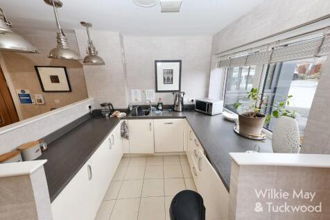 COMMUNAL KITCHEN