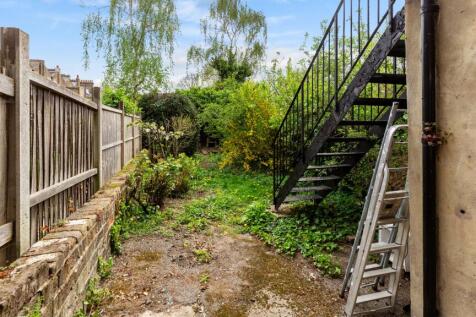 Flat A, 31 Buckingham Road, Islington, London, N1 4HY