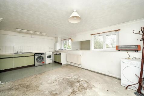 Flat 35 Atholl Court &amp; Garage, Kingsway Gardens, Andover, SP10 4BB