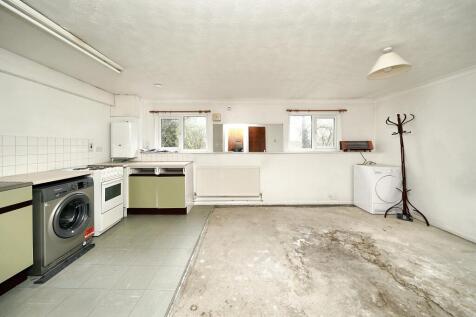 Flat 35 Atholl Court &amp; Garage, Kingsway Gardens, Andover, SP10 4BB
