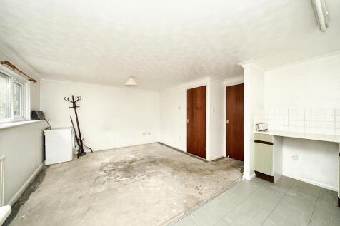 Flat 35 Atholl Court &amp; Garage, Kingsway Gardens, Andover, SP10 4BB
