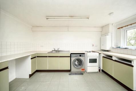 Flat 35 Atholl Court &amp; Garage, Kingsway Gardens, Andover, SP10 4BB