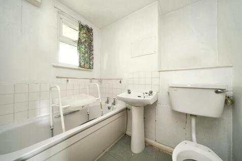 Flat 35 Atholl Court &amp; Garage, Kingsway Gardens, Andover, SP10 4BB