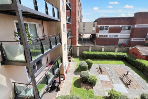 24 Flagstaff Court, Canterbury, Kent CT1 3HA