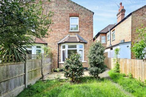 Flat A 15 Hamilton Road, Harrow, London HA1 1SU