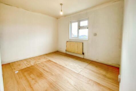 18 Queens Road, Royal Wootton Bassett, Swindon, Wiltshire, SN4 8AW