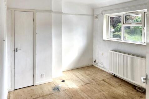 Flat A, 45 Goldings Crescent, Basildon, Essex, SS16 4RX