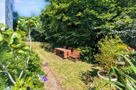 12a Cintra Court, Patterson Road, London SE19 2LB
