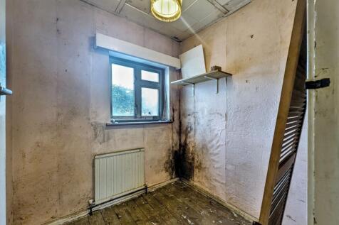 82 Grange Road, Chessington, KT9 1EY