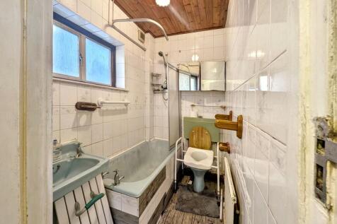 82 Grange Road, Chessington, KT9 1EY