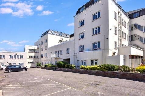 9A Oulton Hall, Marine Parade, Claton-on-Sea CO15 6JU