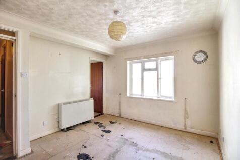 Flat 9B Oulton Hall, 79 Marine Parade East, Clacton-on-Sea, CO15 6JU