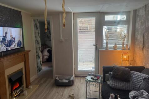 2 Noster Hill, Leeds, LS11 8QE