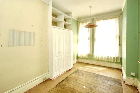 Flat 6, Lee Court, 39 - 41 Queen Anne Place, Enfield, EN1 2PS