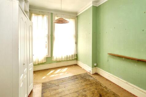 Flat 6, Lee Court, 39 - 41 Queen Anne Place, Enfield, EN1 2PS