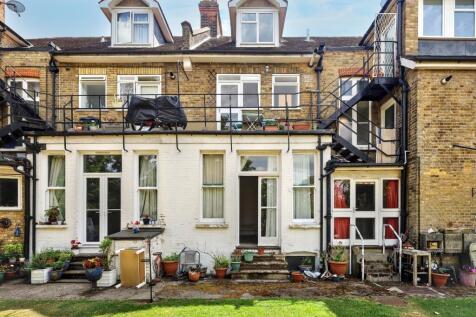 Flat 6, Lee Court, 39 - 41 Queen Anne Place, Enfield, EN1 2PS