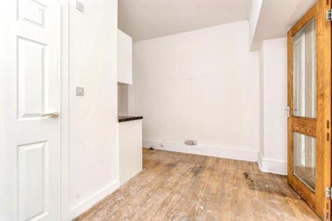 4 Kings Road, Fleet, Hampshire, GU51 3AD
