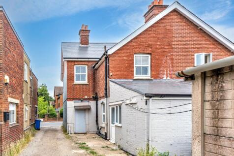 4 Kings Road, Fleet, Hampshire, GU51 3AD