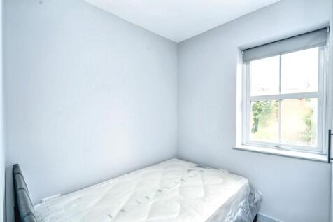4 Kings Road, Fleet, Hampshire, GU51 3AD