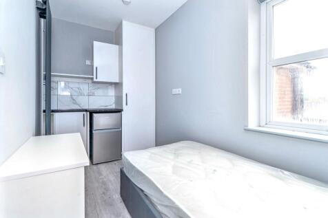 4 Kings Road, Fleet, Hampshire, GU51 3AD