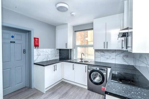 4 Kings Road, Fleet, Hampshire, GU51 3AD