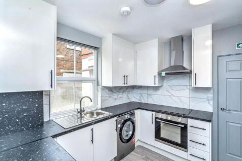 4 Kings Road, Fleet, Hampshire, GU51 3AD