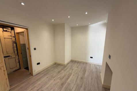 21 Cressy House, Hannibal Road, Stepney Green, London E1 3JE