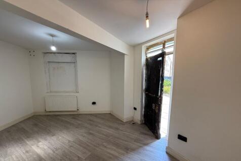 21 Cressy House, Hannibal Road, Stepney Green, London E1 3JE