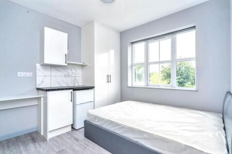 4 Kings Road, Fleet, Hampshire, GU51 3AD