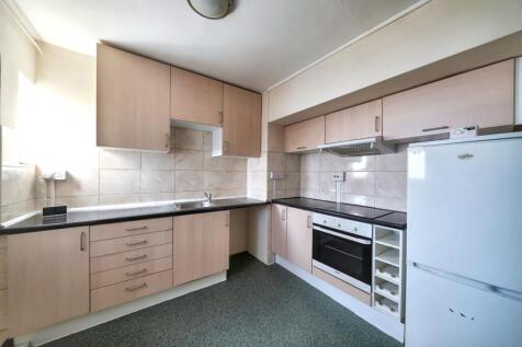 47 Wendover Court, Western Avenue, London W3 0TG