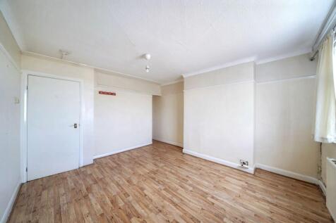 47 Wendover Court, Western Avenue, London W3 0TG