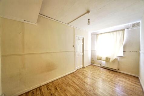 47 Wendover Court, Western Avenue, London W3 0TG