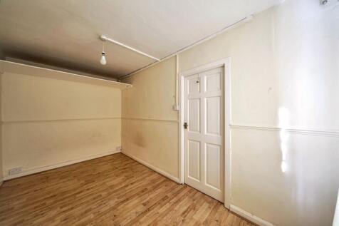 47 Wendover Court, Western Avenue, London W3 0TG