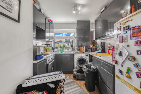 63 Brantwood Gardens, West Byfleet, Surrey, KT14 6BS