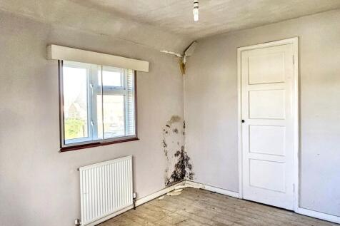2 Montrose Way, Datchet, Slough SL3 9ND