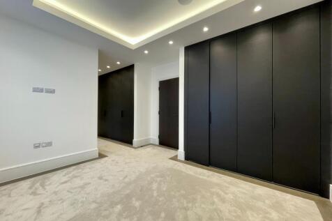Apartment 3 Sereno House, 22 Beech Hill, Barnet, Hertfordshire, EN4 0JP