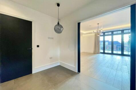 Apartment 3 Sereno House, 22 Beech Hill, Barnet, Hertfordshire, EN4 0JP