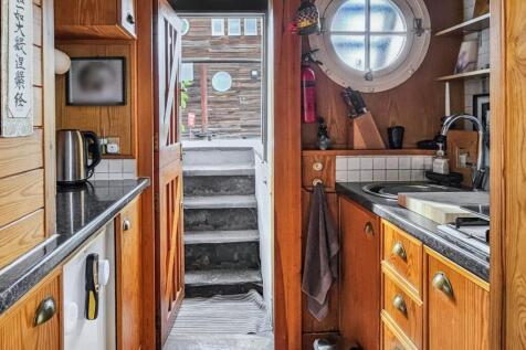 108 Taggs Island, Hampton Court, TW12 2HA