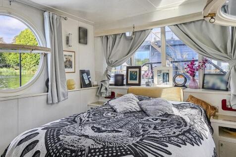 108 Taggs Island, Hampton Court, TW12 2HA